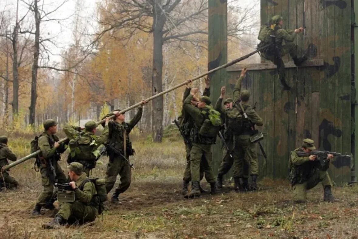 Военные тренинги. Спецназ на занятиях. Тренировка спецназа. Военные разведчики тренировка. Тренировки разведчиков.