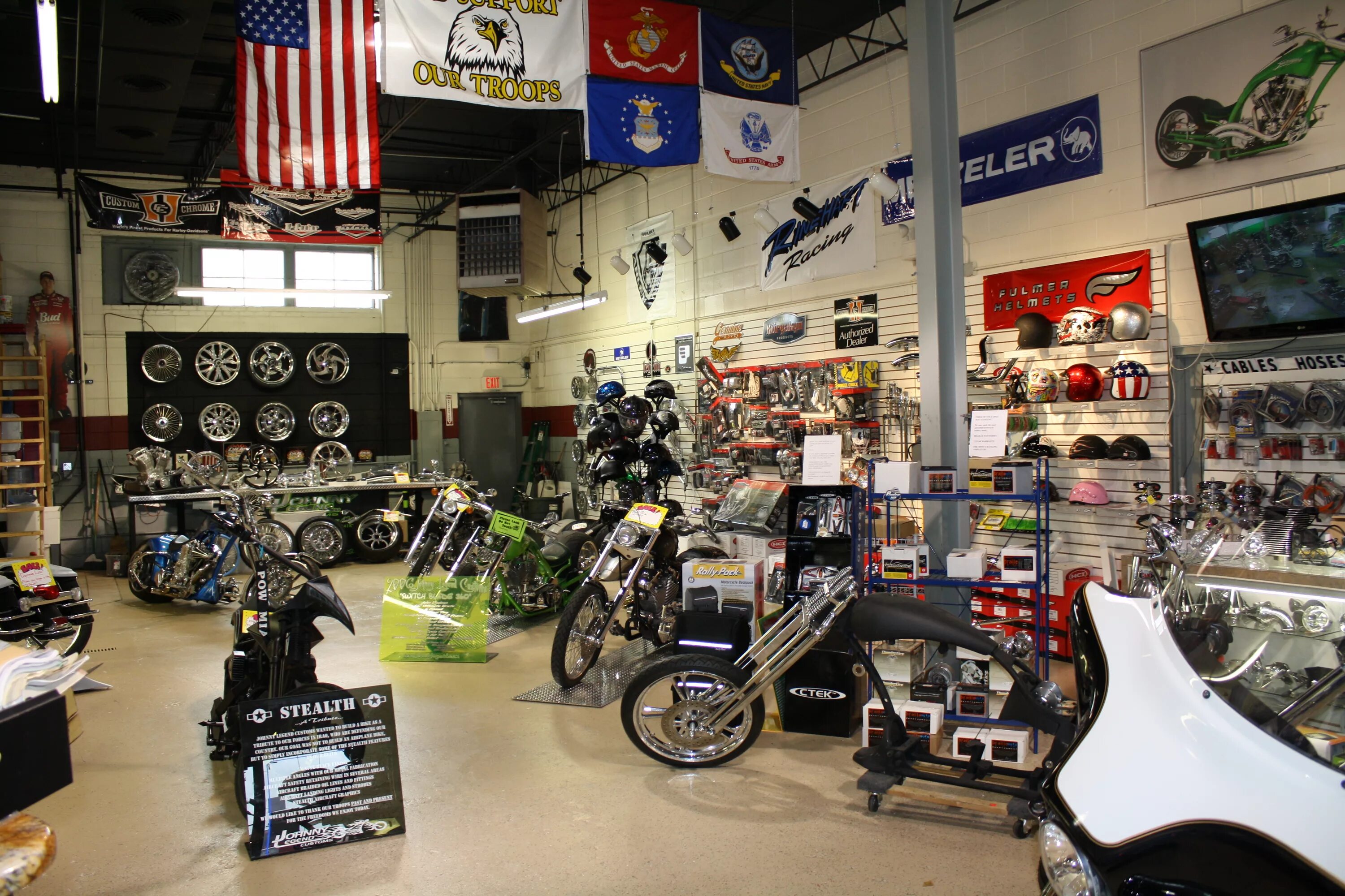 Детали мопеда. Детали мотоцикла. Интерьеры магазинов мототехники. Motorbike parts. Мотоцикл с аксессуарами.