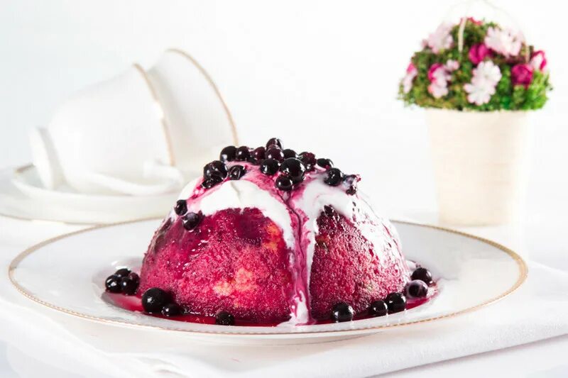 Десерты из смородины. Мусс смородина десерт. Мусс черная смородина. Десерт с красной смородиной. Ягодный пудинг.