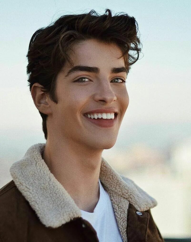 Эстетика любви подростков. Молодые люди в мило. Уильям франклин-миллер в 13. Молодой парень в рубашке. Коул спроус в белой рубашке.