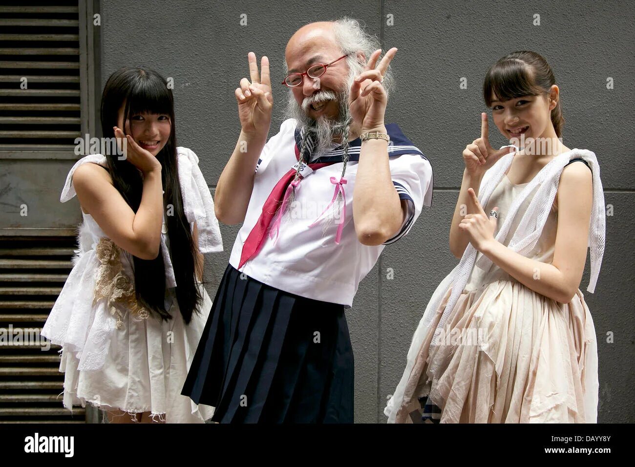 Хидеаки Кобаяши косплей. Японский дед в платье. Японский дел. Японский дедушка. Дед домработницу