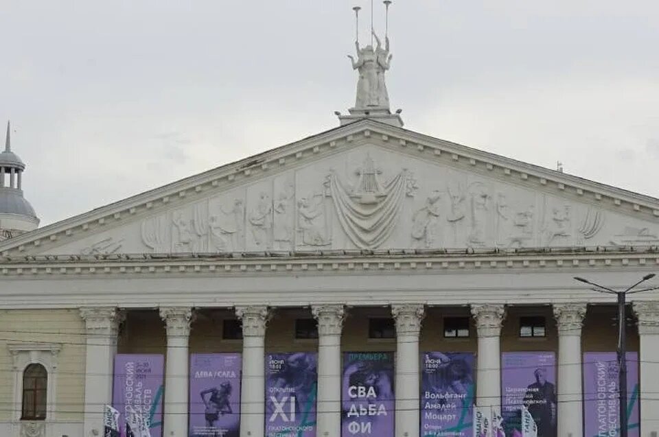 Возле театра оперы и балета. Возле театра оперы и балета