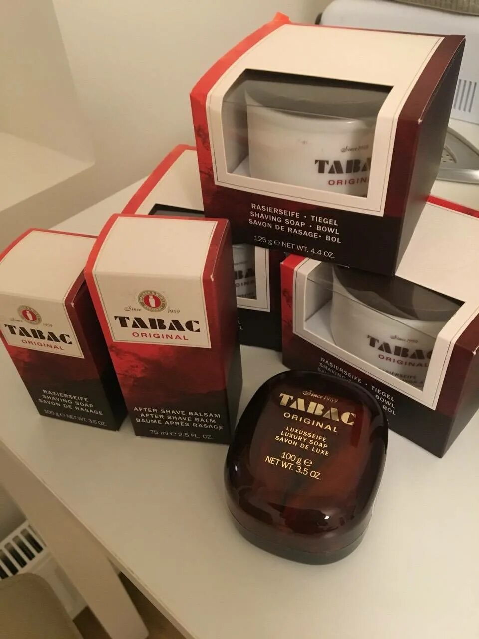 советы по использованию парфюма. обратно в магазин. претензия на возврат парфюма. можно сдать духи обратно в магазин. в руках много парфюма.