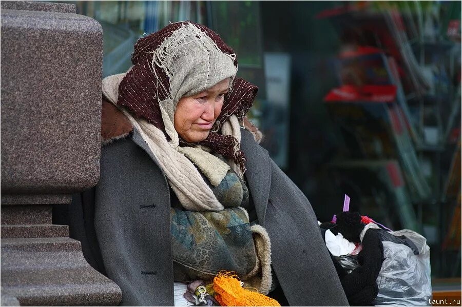 Нищета предложение. Тыва бедность. нищета в регионах россии. нищая женщина. нищие регионы.