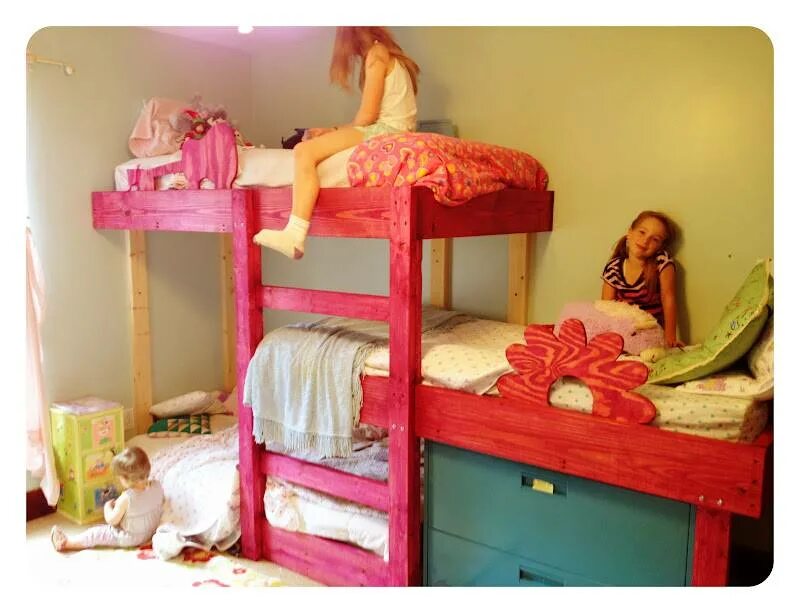 Спать на двухъярусной кровати. Этажная кровать для детей. Двухэтажная кровать для девочек. Трёхэтажная кровать для девочек. Необычные двухэтажные кровати.
