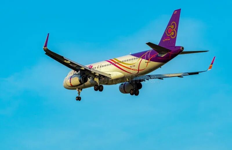 Thai airways таиланд картинки. Самолёт летающий в тайланд. Из тайланда летают самолеты. Самолёт thai 747. Из тайланда летают самолеты.