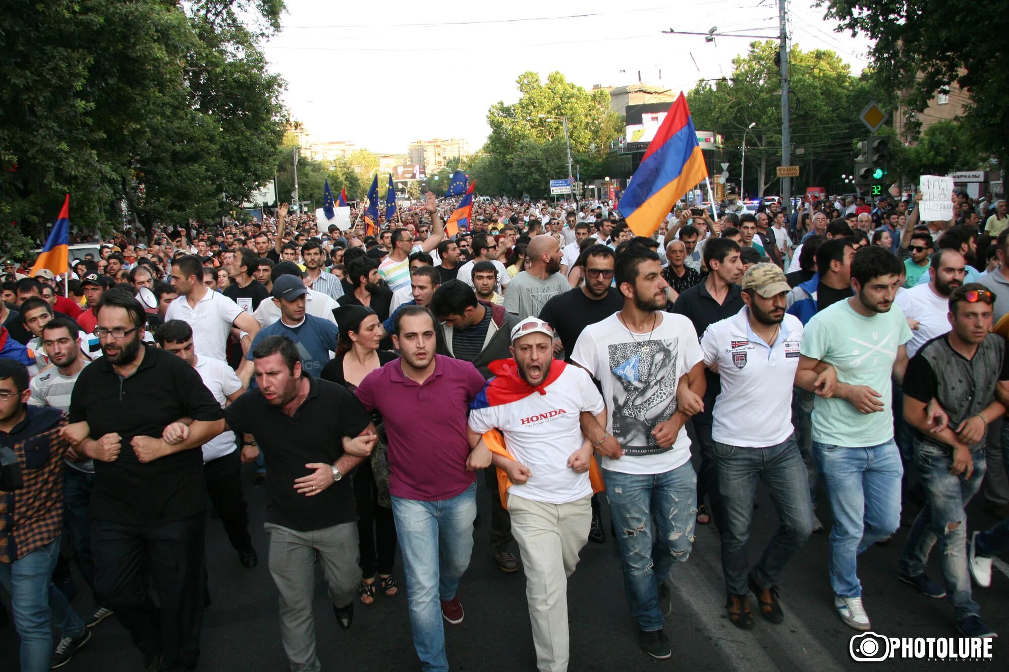 В ереване пройдет. Толпа армян. Армения люди. Ереван народ. Ереванские армяне.