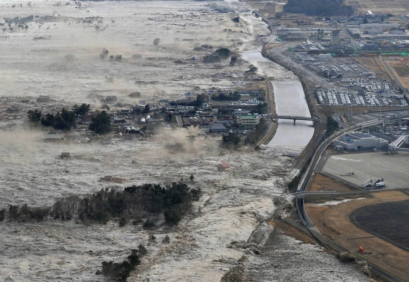 Землетрясение в 11 году. ЦУНАМИ В Японии в 2011. Япония 2011 землетрясение и ЦУНАМИ. Землетрясение Тохоку 2011.