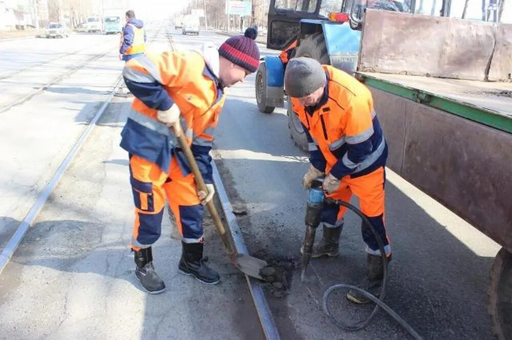 Ремонтные работы. Ремонтные работы на улице. Асфальт в городе. Устранение перепадов дорожного полотна.