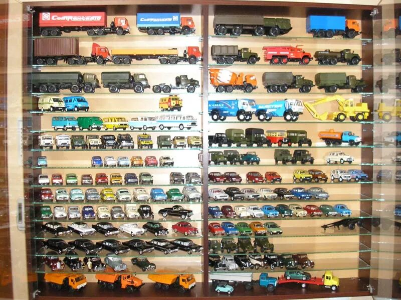коллекционирование машинок. магазин моделек машин. магазин моделек машин. стеллажи для моделей танков деагостини. коллекция моделей.