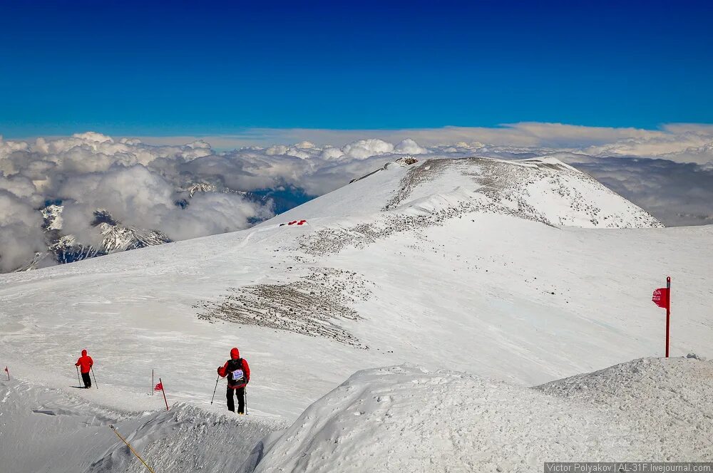 3 вершины эльбруса. Западная вершина Эльбруса. Восточная вершина Эльбруса восхождение. Эльбрус фото с вершины. Фото Эльбруса 5642 метра.