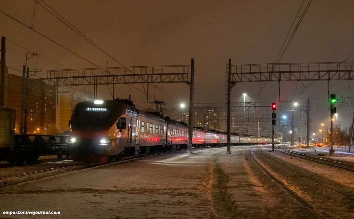 Электричка расписание москва савеловский вокзал лобня. Лобня ЖД вокзал. Железная дорога Лобня. Лобня станция ночь. Платформа Лобня.