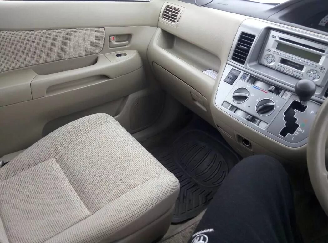 Тойота раум 2003. Toyota raum 2003. тойота раум 2003 салон. тойота раум 2003 руль.