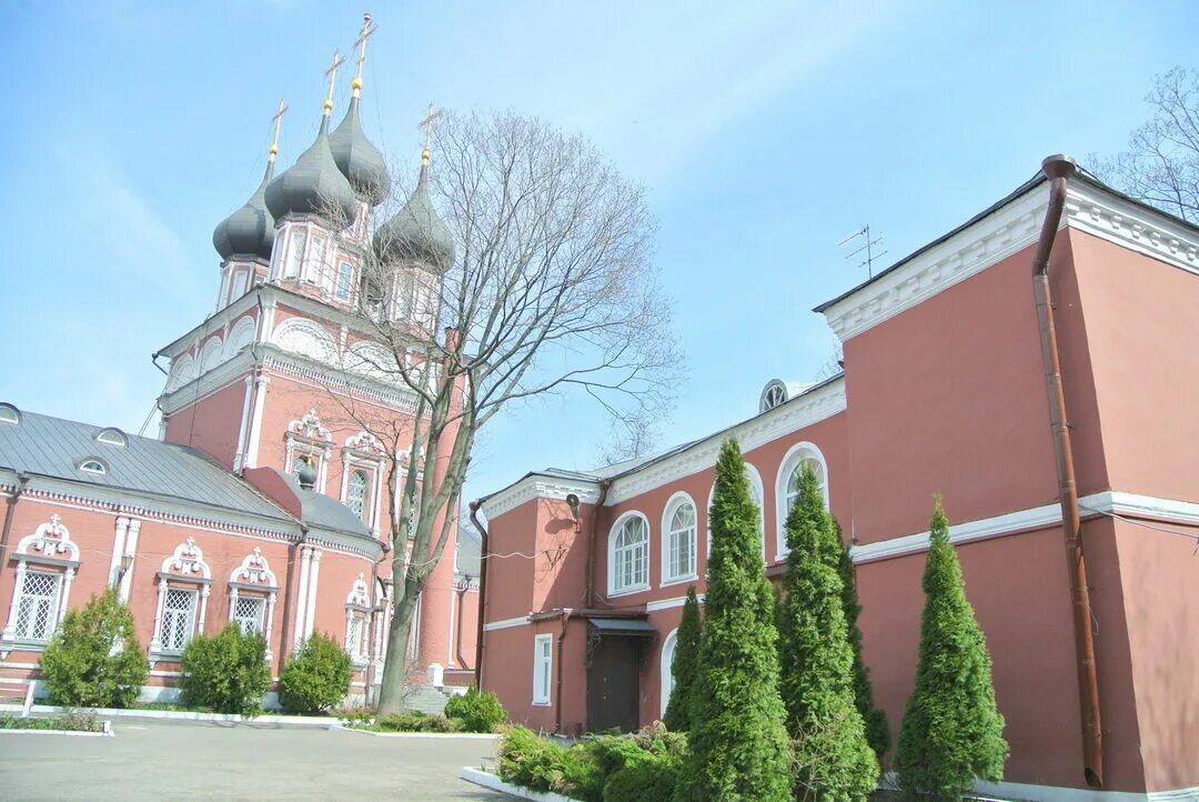 Шаболовская храм пресвятой троицы. Церковь троицы живоначальной на шаболовке. Храм живоначальной троицы на шаболовке. Шаболовская храм пресвятой троицы. Церковь троицы живоначальной троицкое.