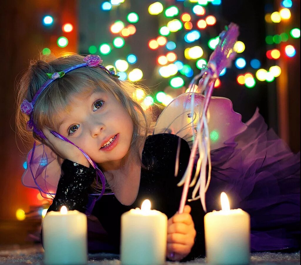 Сама в предвкушении. Ребенок в ожидании новогоднего чуда. Новогоднее чудо. Дети в предвкушении рождественских праздников. Волшебство для детей.
