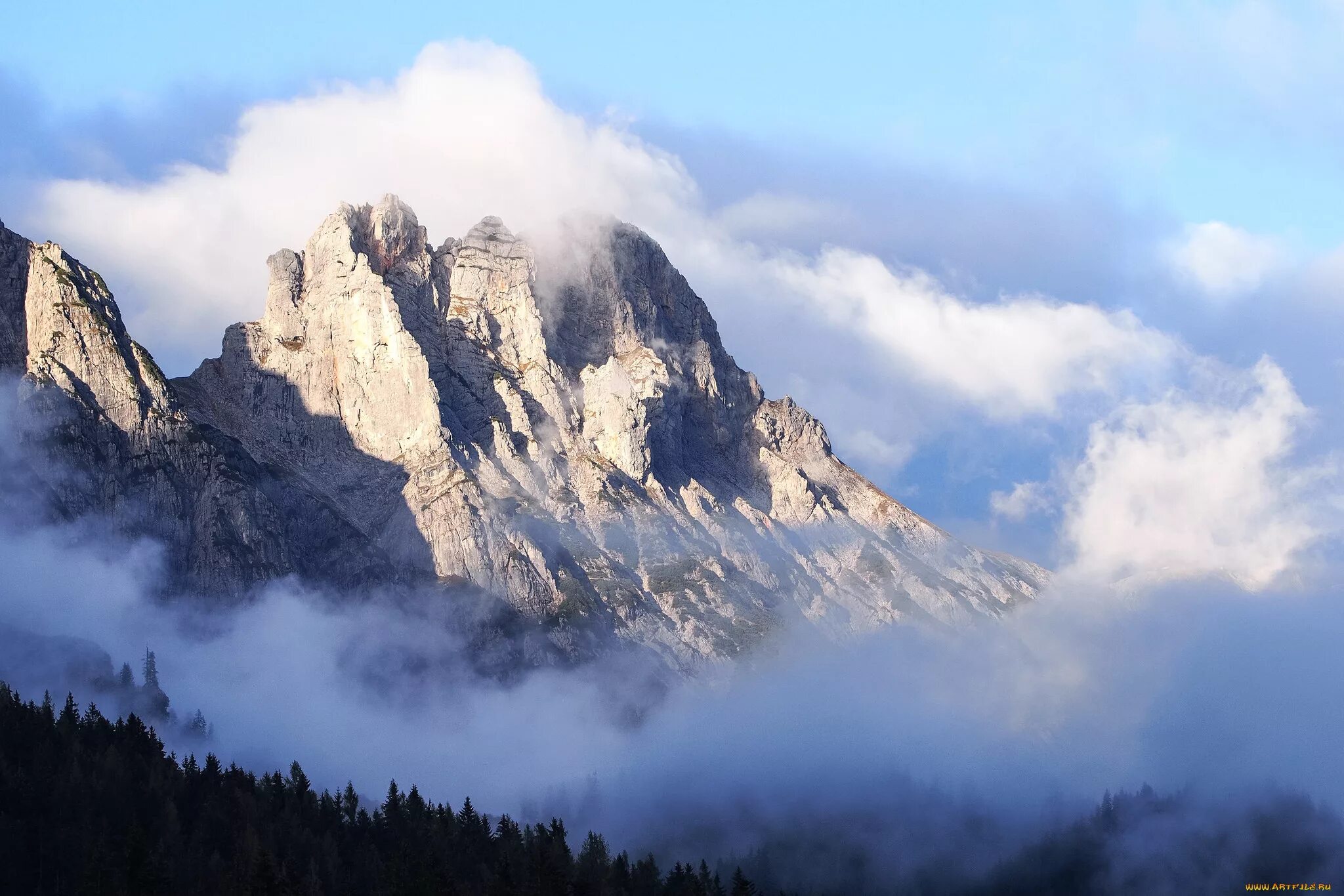 гималаи. доломитовые альпы на кавказе. гора эверест (джомолунгма). под вершиной горы. рейнир диаз.