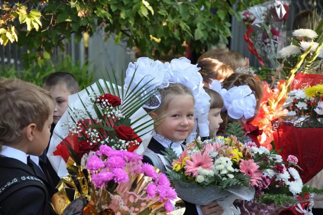 Школа 26 первый класс. Букет первоклассника. Первоклассник с цветами. Букет на 1 сентября первокласснику. Цветы для первоклашек.