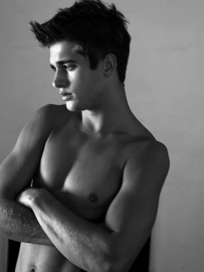 Милые парни стонут. Стонущие парни подростки. Парни секси черно белое. Стонущие парни подростки. Парень гиф.