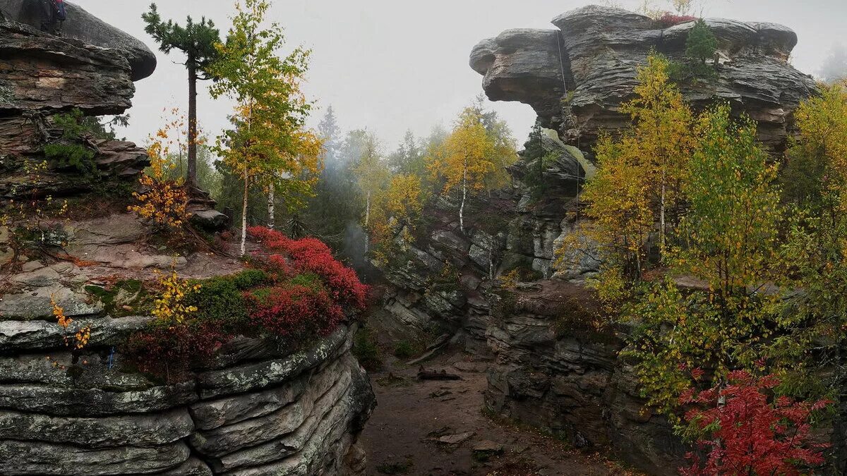 Жизнь в пермском крае. Чёртово Городище Пермский край. Каменный город Пермь. Каменный город Пермский край осенью. Памятник природы каменный город Пермский край.