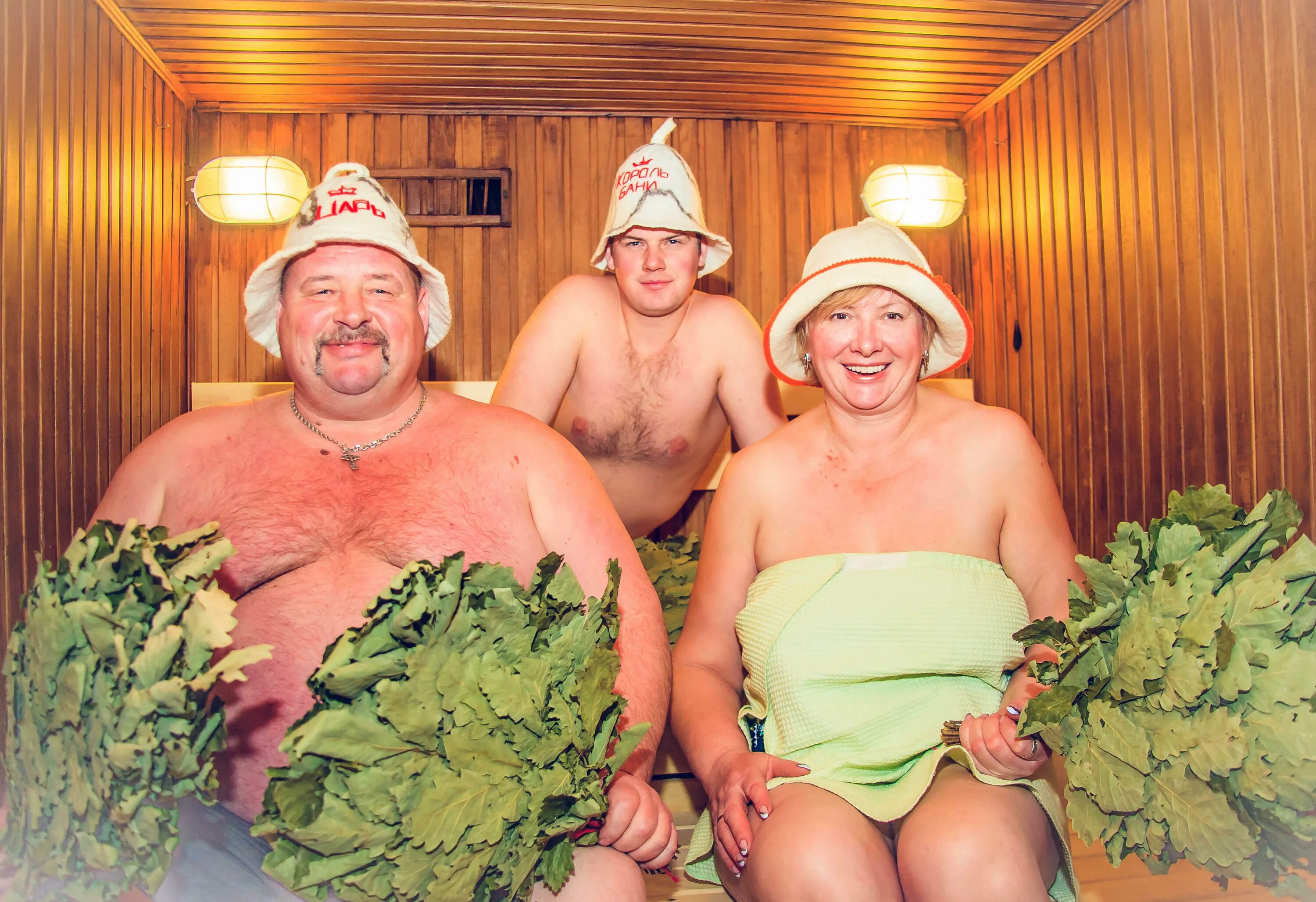 Женская баня деревенская. Деревенская баня с вениками. Деревенские девушки в бане. Красивые женщины в бане. Пожилые женщины в сауне.