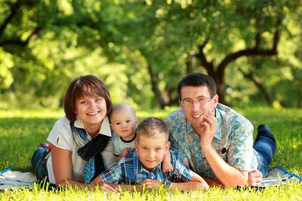 Многодетная семья. Российская семья с детьми. Воспитание ребенка. Радостные дети. Женщина с ребенком.