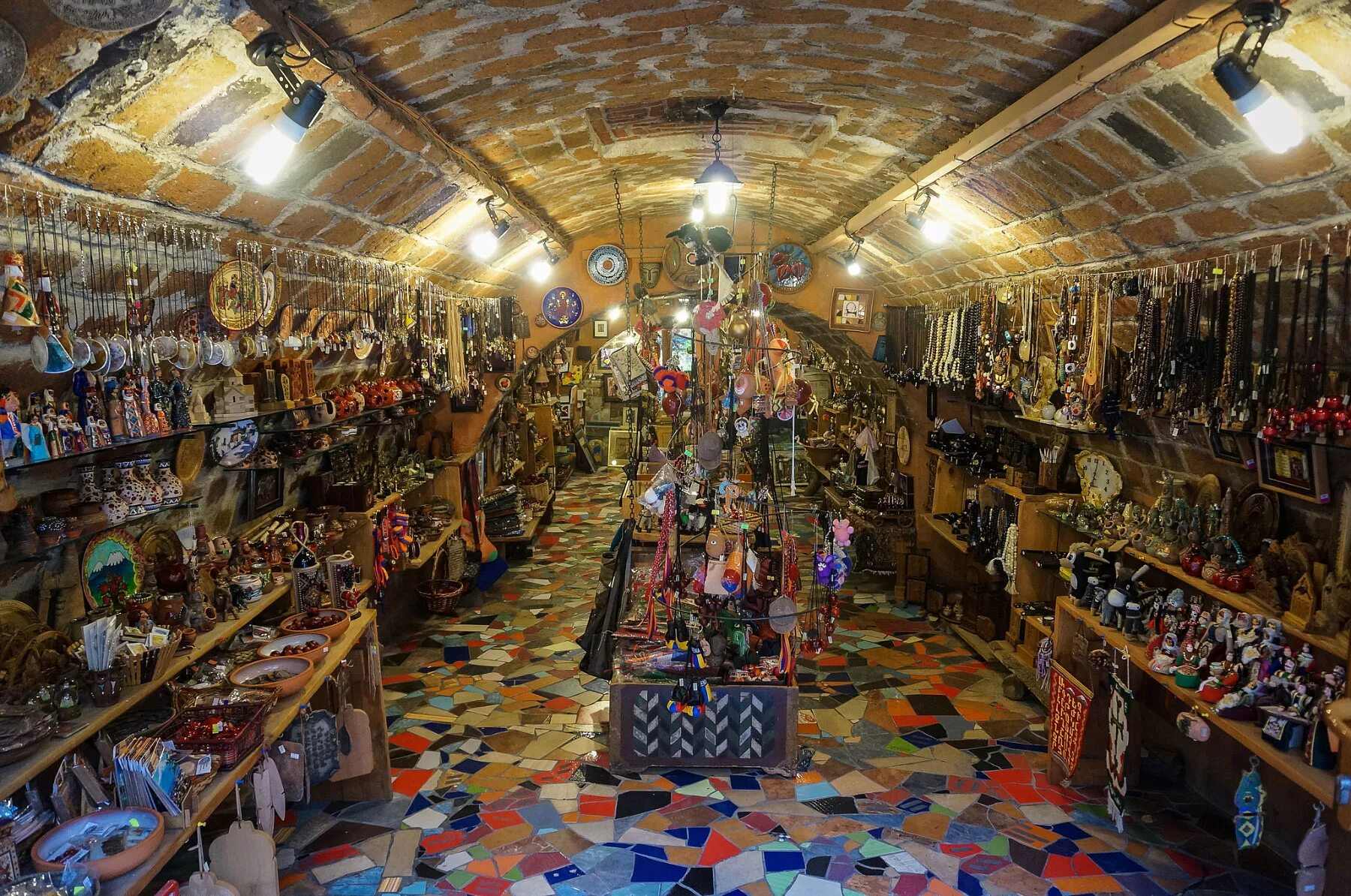 Рынок Вернисаж в Ереване. Рынок Вернисаж Ереван сувениры. Сувенирный рынок Вернисаж Армения. Блошиный рынок Вернисаж в Ереване. Склад ереван