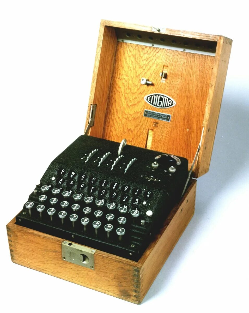 Шифр машины энигма. Энигма немецкая шифровальная машина. шифровальная машинка энигкма. дешифровальнач машина енигма. шифроваоьная машинка энтгма.