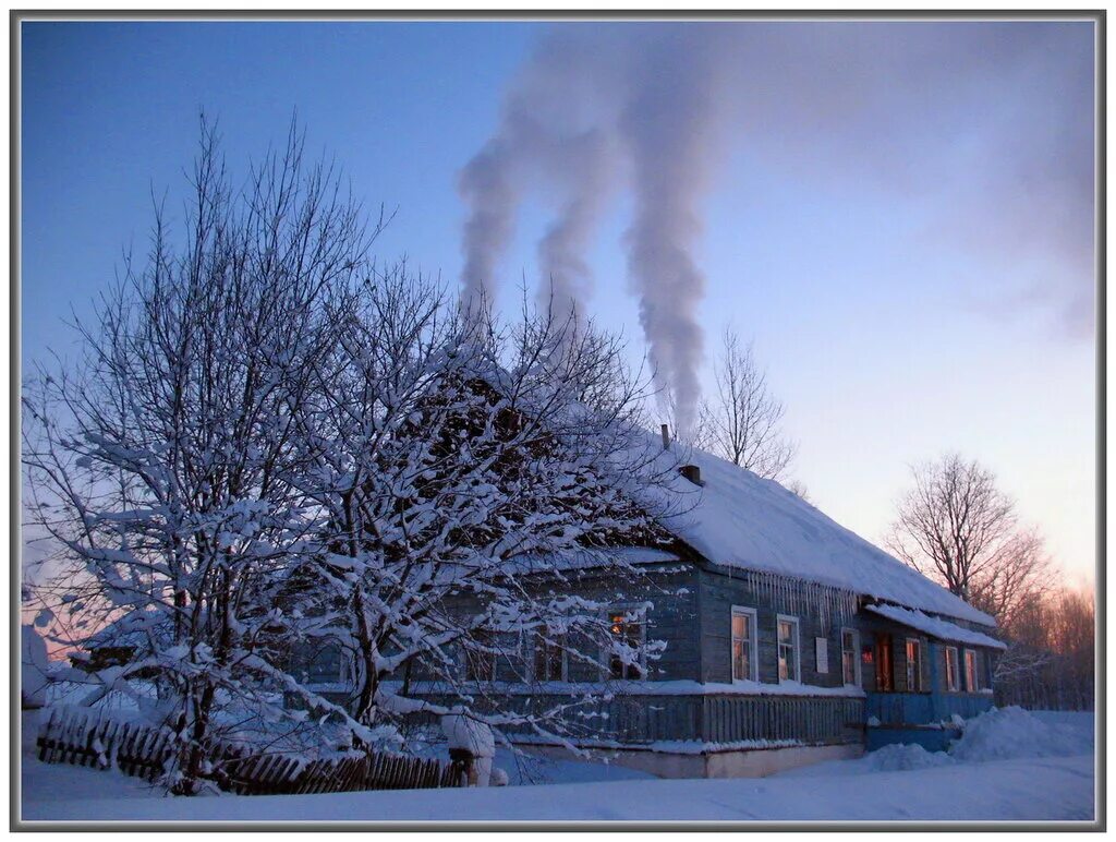 Зима деревня дым из трубы. Дым из трубы зимой. Дымок из трубы. Дымы зимой в деревне. Деревенский домик зимой.