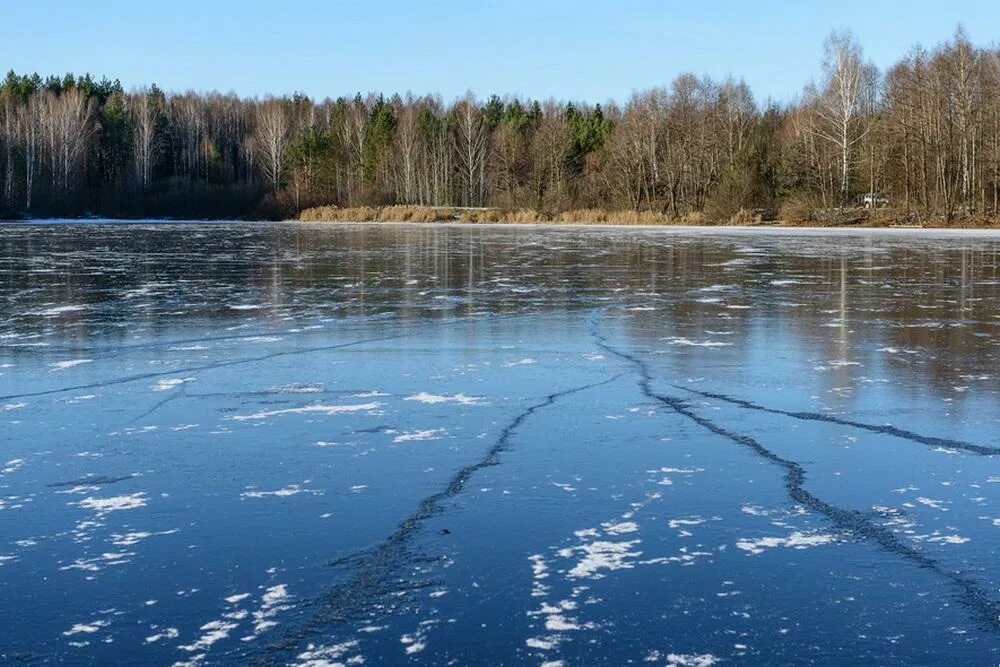 Вода в реке замерзла. Озеро байкал ледостав. лед на реке. река покрытая льдом.