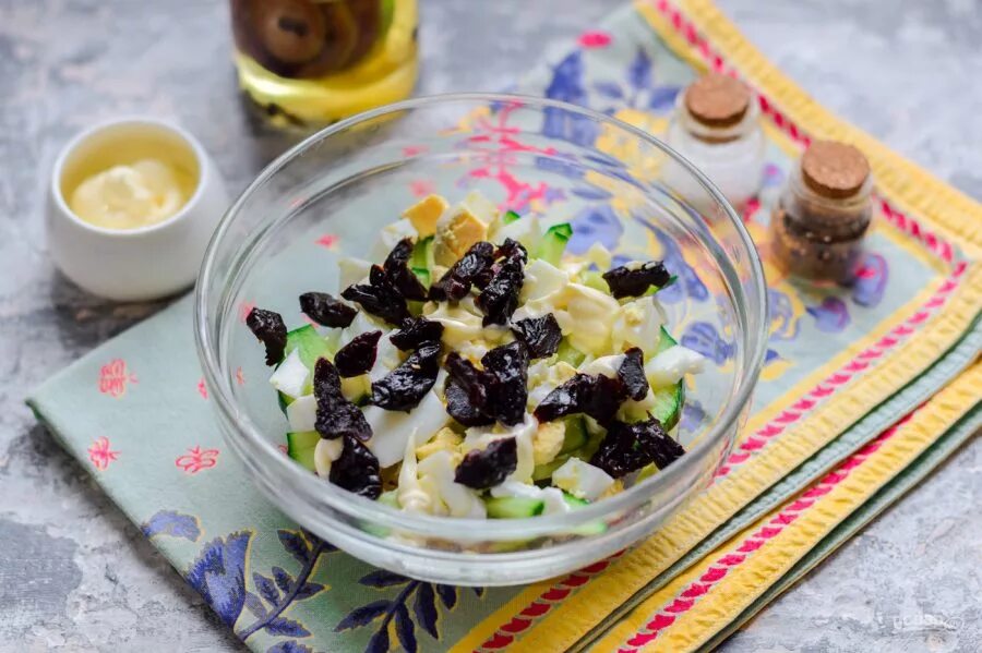 Салат с кедровыми орешками и черносливом. Салат с черносливом и киви. Салат дамский каприз с курицей и черносливом. Салат с черносливом и грецким орехом. Салат слоеный с черносливом.