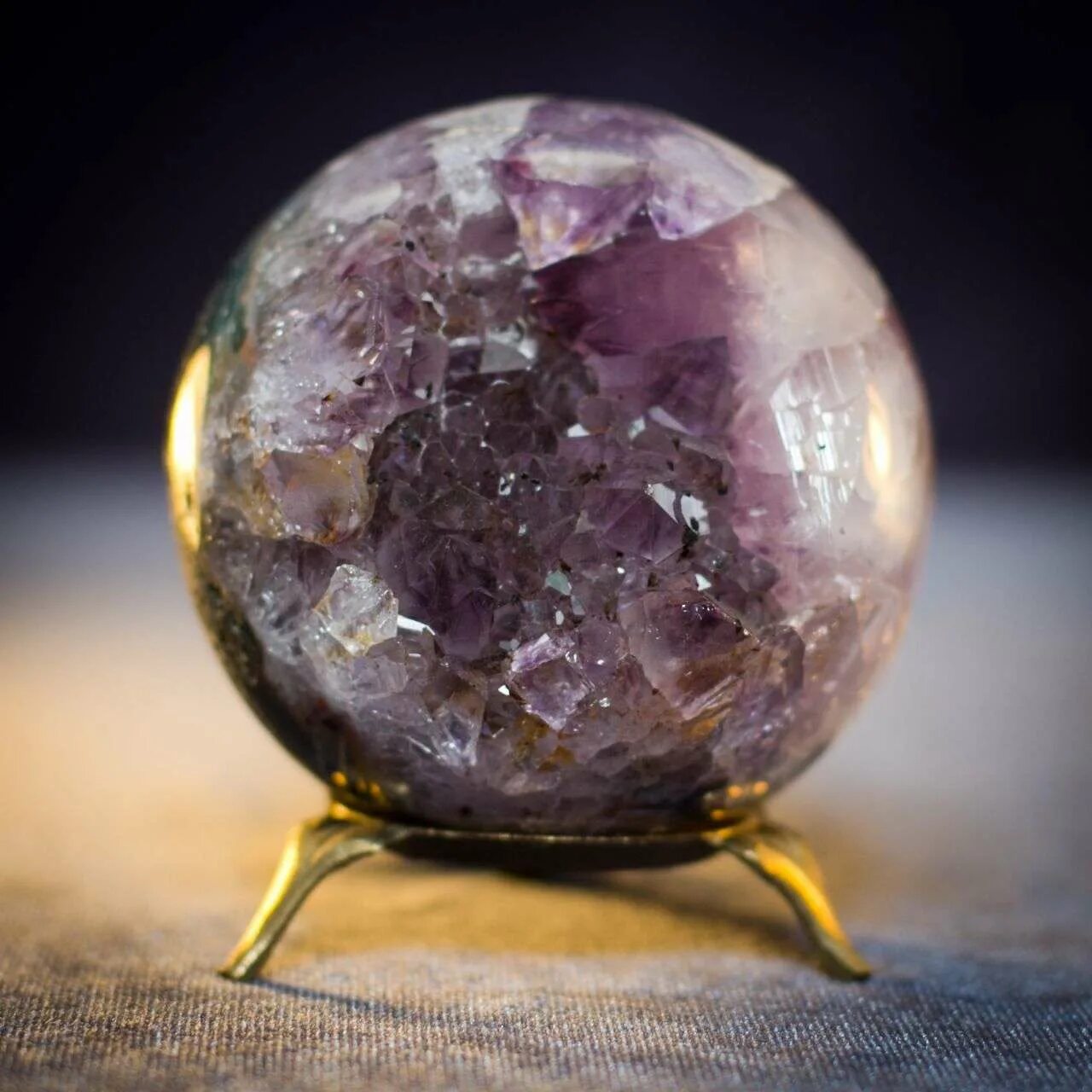 Аметист камень друза. Аметист кристалл. Аметист кристалл. Аметист магические. Уральские самоцветы камни аметист.