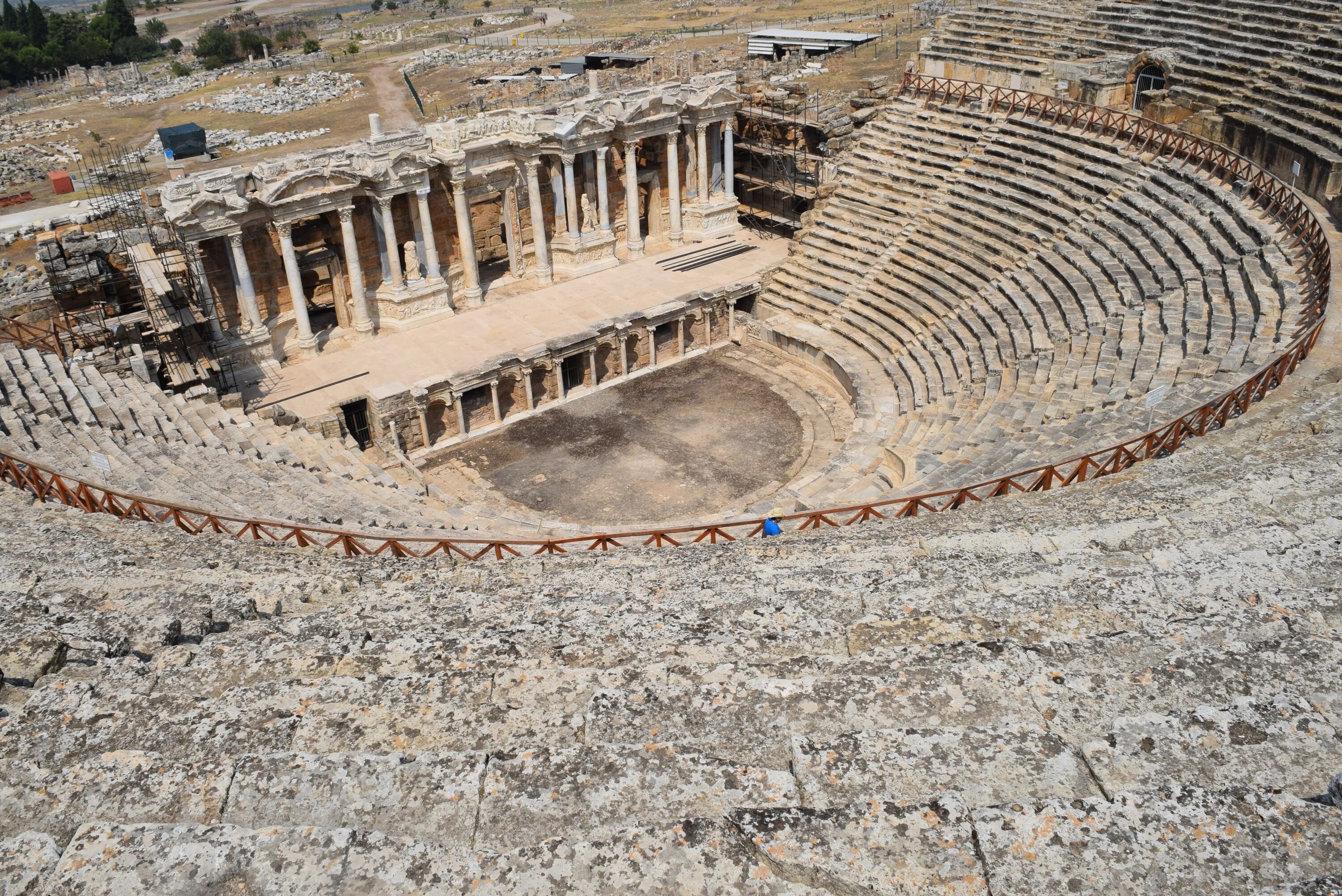 Самая большая греческая. Олимпийский стадион в древней Греции. Стадион Рим амфитеатр. Олимпия стадион древняя Греция. Амфитеатр древней Греции.