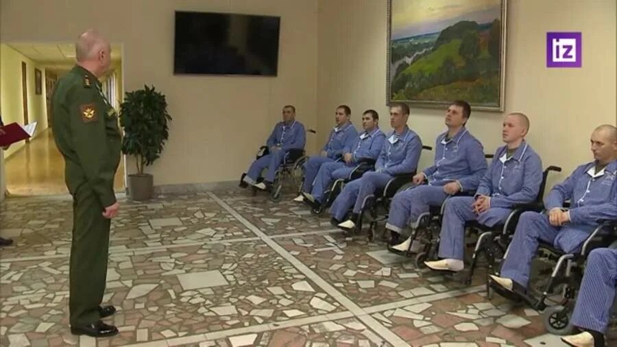 вручение медали за отвагу. михаил еманов летчик. российские военные в госпитале. сергей шойгу в орденах. раненые в военном госпитале.