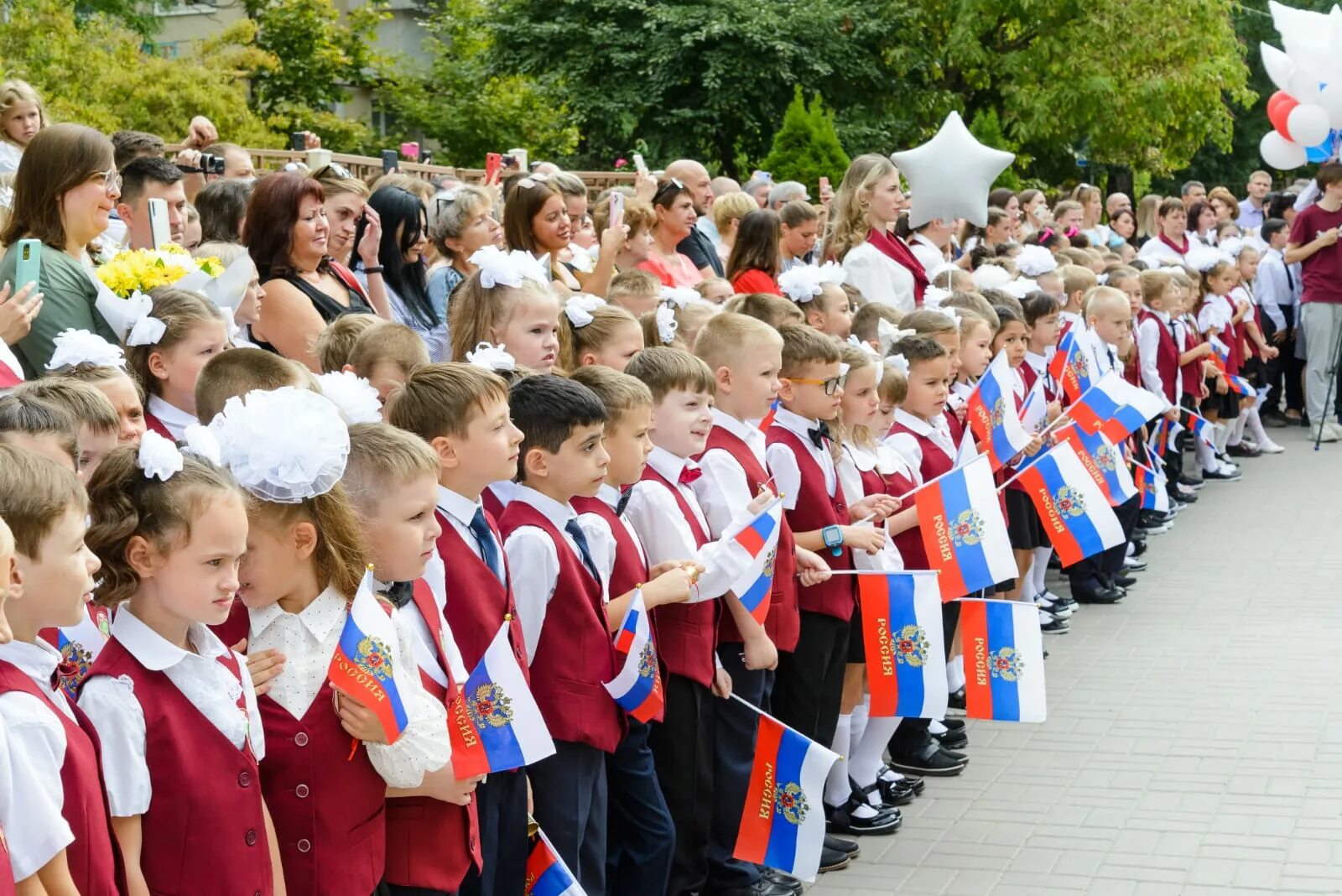 Лицей линейка 1 сентября. Лицей 69. 69 Лицей Ростов. Лицей 69 1 сентября 2023 г. Лицей 69 ростов на дону