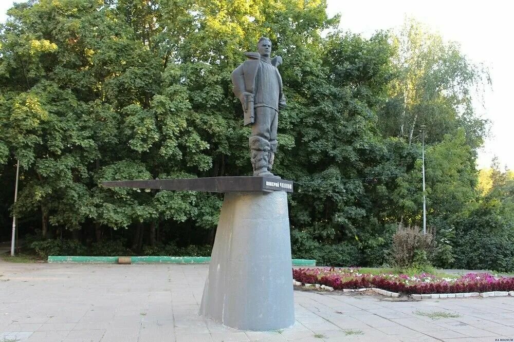 Подмосковном жуковском. Жуковский город памятник. памятник жуковскому. памятник жуковскому в жуковском. памятник чкалову.