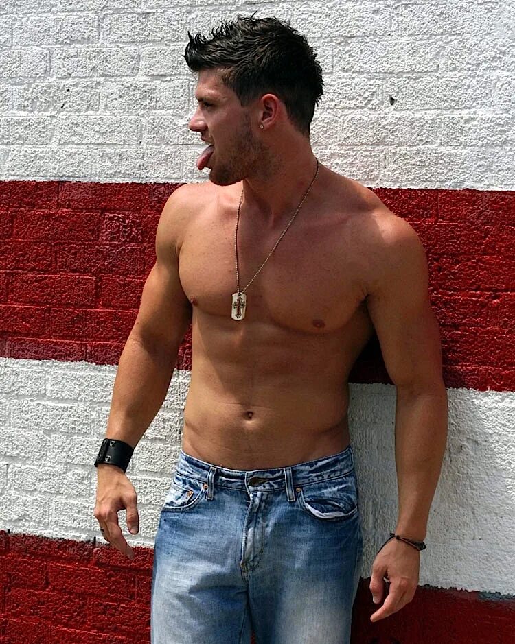 Парни со стоячим. Торс мужчины. Парни со стоячим. Легкоатлеты мужчины в шортах. Парни со стоячим.