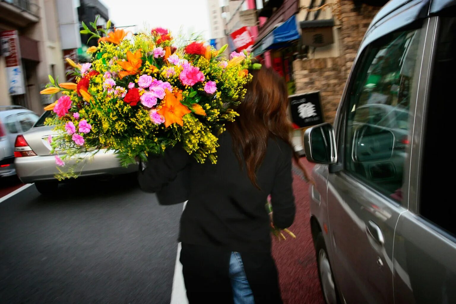 Где в москве будут раздавать цветы. Машина с цветами. Букет в машине. Девушка с цветами в машине. Дарит цветы.