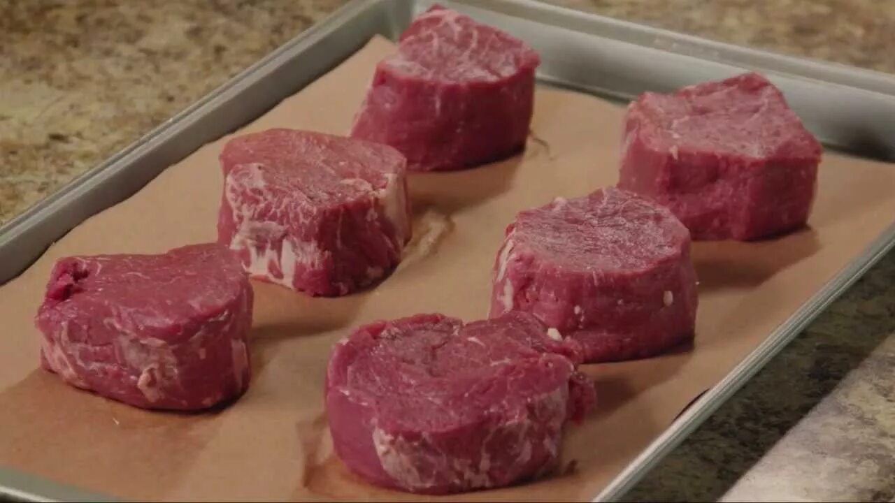 Making beef. Говядина веллингтон. говядина нарезанная кубиками. mini beef wellington. wellington filet.