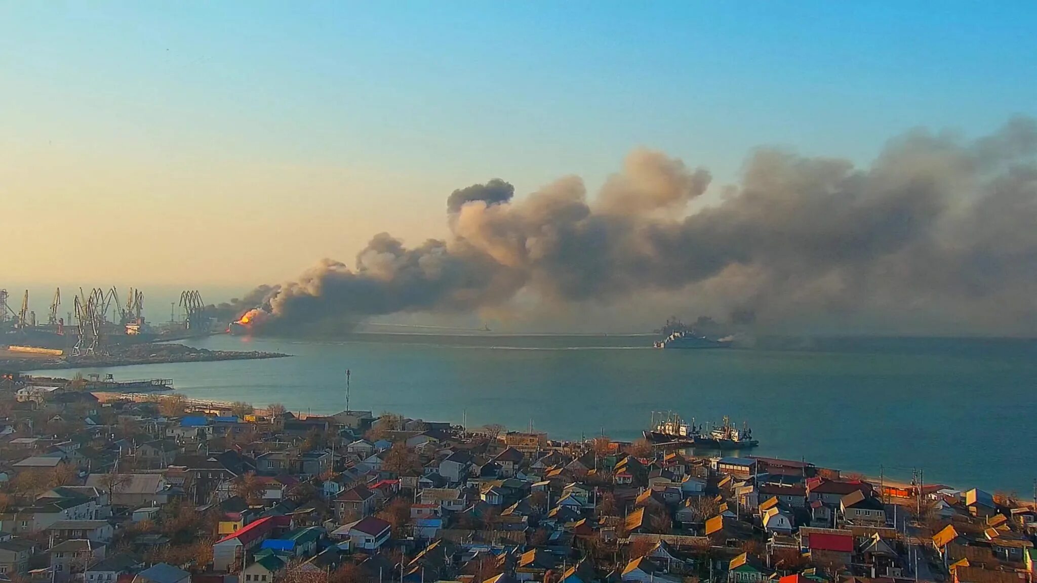 Потеря корабля вмф. БДК Саратов в порту Бердянска. Порт Бердянск 2022. Взрыв в порту Бердянск 2022. Бердянск большой десантный корабль Орск.