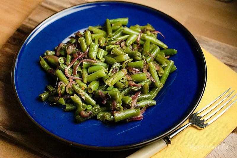 Салат с фасолью грибами морковью и луком. Стручковая фасоль обжаренная. Гарнир со стручковой фасолью. Салат из фасоли в томатном соусе. Салат из красной фасоли.