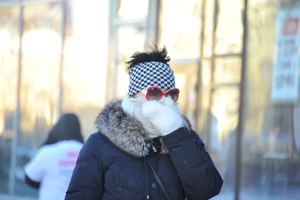 Верещагино парад дедов морозов. Морозы в москве. Похолодание в москве. Люди на улицах минска зима. Мороз -12.