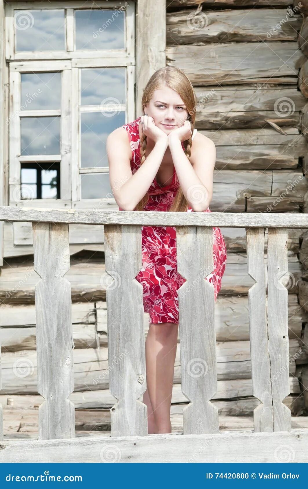 Мужчина на крыльце. Девочка на крылечке. Девушка на крыльце дома. Девушка на крыльце дома. Девочка сидит на крыльце.