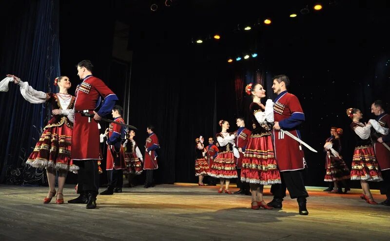 казачий пляс кубанский казачий. казачьи танцы девушек. кубанские казачки танцы. казачьи танцы девушек. казаки россии кубанский пляс.