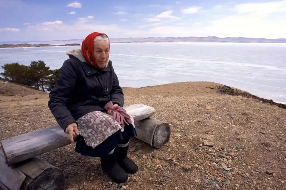 Сколько лет бабе любе с байкала. Байкальская отшельница баба Люба. Отшельница на Байкале баба Люба. Отшельница Люба на Байкале. Отшельница с Байкала любовь Мореходова.