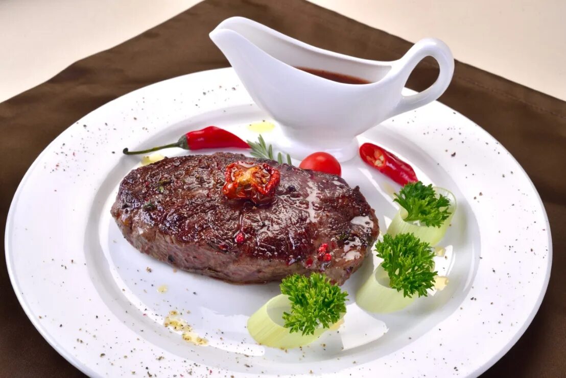 Стейк в ресторане. Стейк рибай на кости. Стейк на столе. Стейк рибай мраморная говядина. Стейк флорентино.
