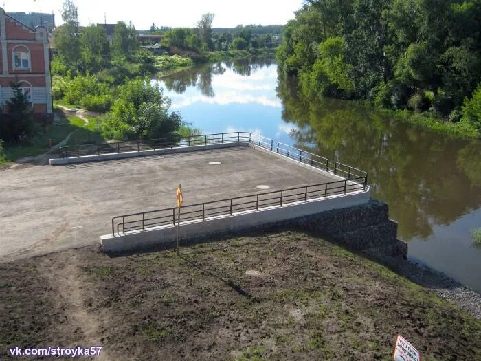 Подъезжать к водоему. Обустройство пожарного водоема. Пирс пожарного водоема. Противопожарный пруд. Пирс для забора воды.