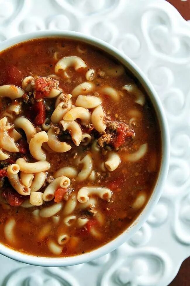 Суп с макаронами и мясом. Макароновый суп. суп с макаронами. суп с макаронными изделиями. суп с говядиной и макаронами.
