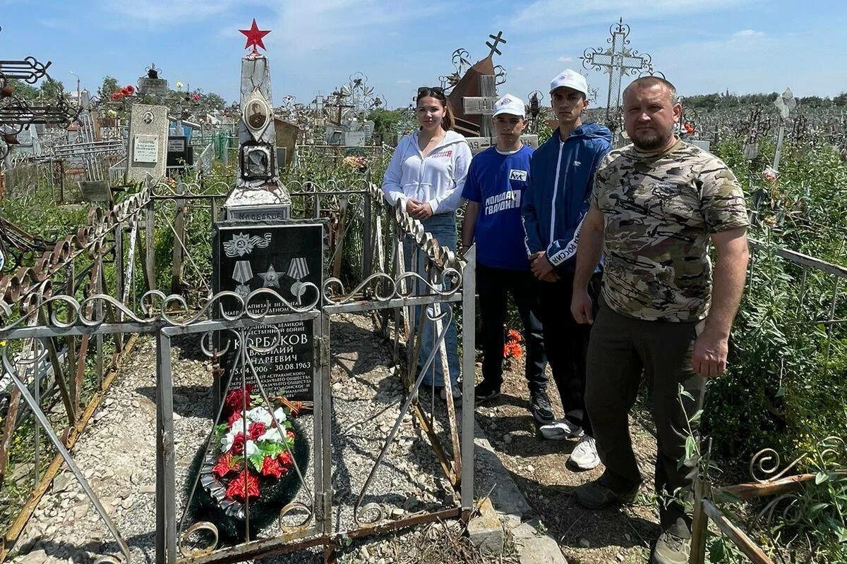 Соленое займище астраханская область. Памятники на могилы астрахань. Памятник из гранита винга. Старое кладбище астрахань. Памятники на могилы астрахань.