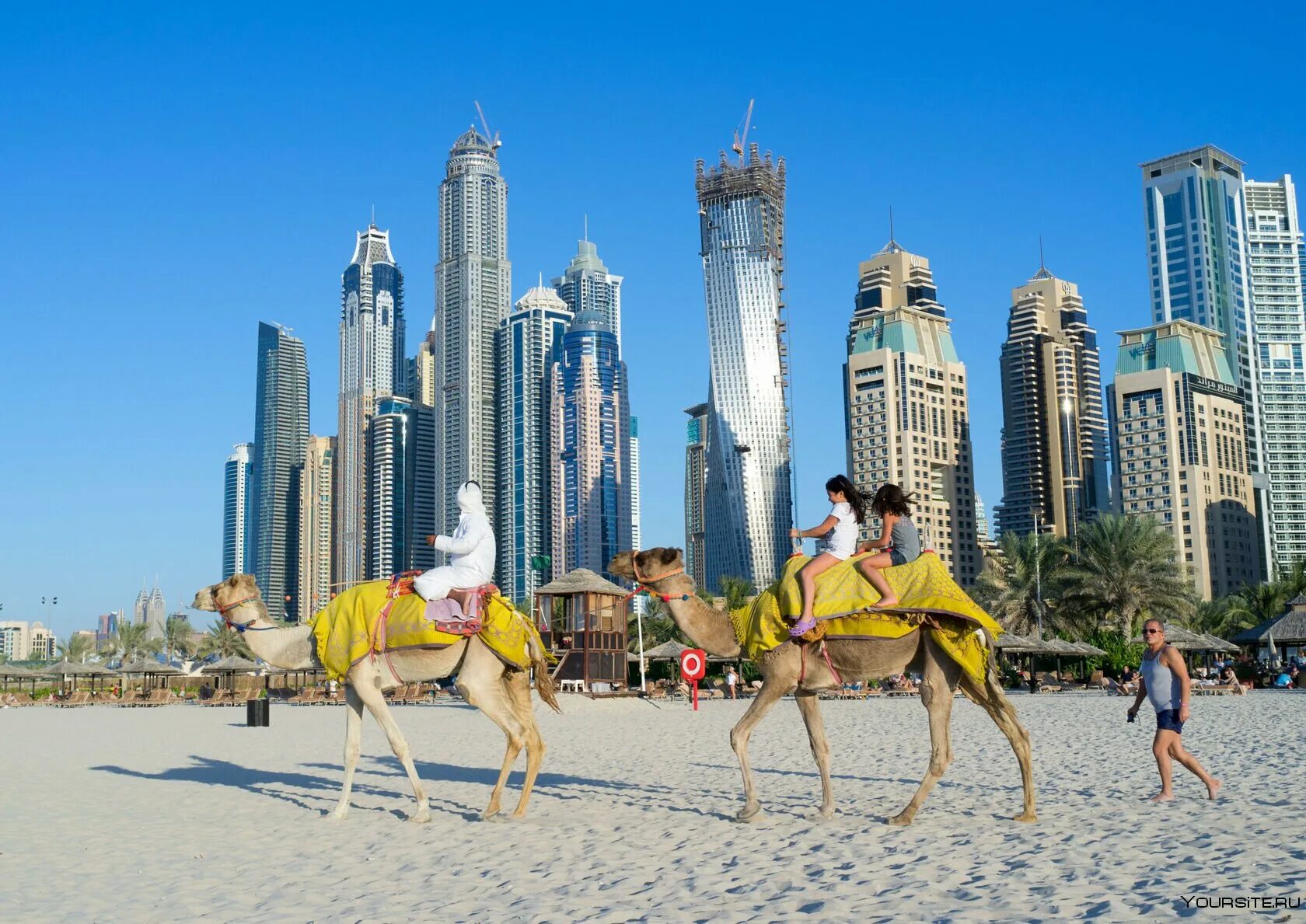 Дубай люди. Дубай Джумейра кони. ОАЭ туристы. Туристы в Дубае.