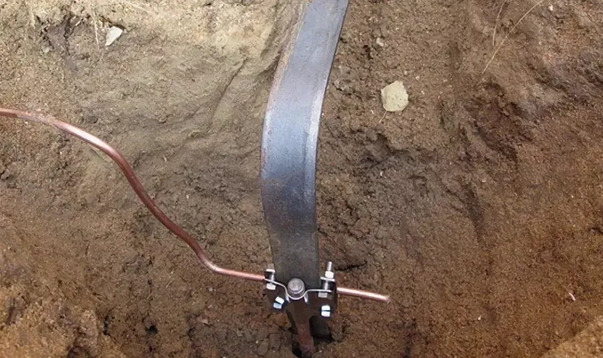 Электромонтаж контура заземления. Заземление стальной полосой чертеж. Схема установки заземления. Схема устройства контура заземления. Схема контура заземления частного дома 380в.